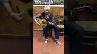 Paco Cortes con su nueva guitarra de Alberto Pantoja de palo santo de río auténtico