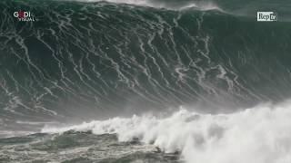 Portogallo, surfista travolto dalle onde giganti: il salvataggio è estremo