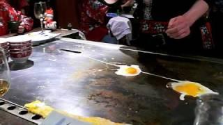 Japones haciendo malabares con huevos / Japanese c
