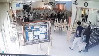 Ang pagkabunggo! Ni Librarian sa sarili niyang Library kuhang kuha sa cctv.  @creditstoapplejaysalon