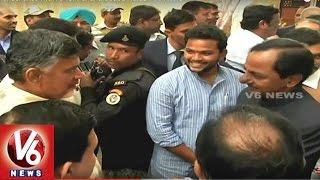 CM KCR Handshakes with AP CM Chandrababu Naidu | KCR Visits Vijayawada |  V6 News