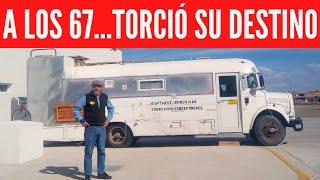 Un fracaso lo llevó a viajar por Argentina en un viejo colectivo-motorhome