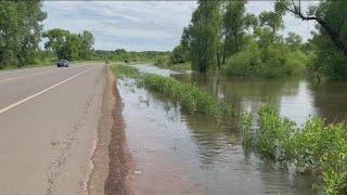 Minnesota River floods, closing roads in Carver County