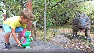 Лев и Глеб с Мамой Ищут Динозавра в Парке Юрского периода