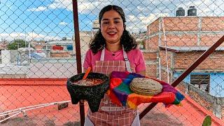 Cocinando Tortillas de Maseca con salsa de Molcajete acompañadas de Frijolitos