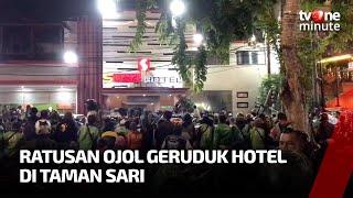 Tak Terima Rekannya Dipukul, Ratusan Ojol Berkumpul di Depan Hotel | tvOne Minute