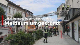 Schreckmoment in Kirchdorf an der Krems: Maibaum stürzte beim Umschneiden auf Gebäudefassade
