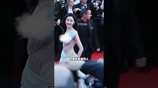 穿高開叉女星被路人鏡頭貼臉開大，張天愛大秀美腿，楊冪嚴防死守，楊穎大氣不敢喘