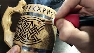 Кружка для пива из дерева (дуб) с рунами в скандинавском стиле, выжигание по дереву.
