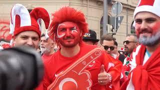 Türkische Fans jubeln über den 2:1-Sieg ihrer Mannschaft gegen Österreich