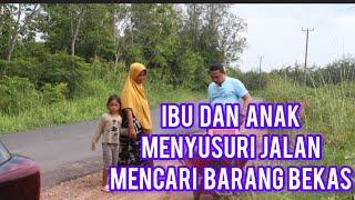 berjalan menelusuri jalan raya untuk mencari barang bekas