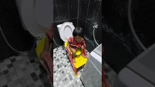 ANAK LUCU BELAJAR PIPIS DI TOILET