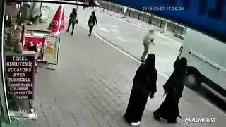 Detik detik wanita muslimah di jambak dan di buka cadar nya oleh orang tak di kenal