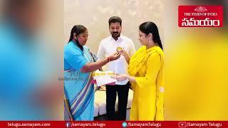 MLA Seethakka Ties Rakhi To PCC Chief Revanth Reddy At home || Samayam Telugu