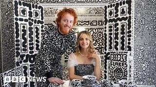 Artist covers entire house with doodles - BBC News