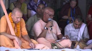 HG Agnideva prabhu sings "Boro Suker Gabor Gai" at Surabhi Kunj.