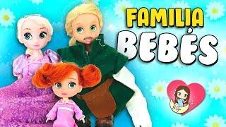  ¡Las bebés Rapunzel, Elsa y Anna juegan a PAPÁS y MAMÁS!