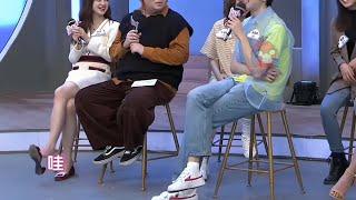 Chinese Internet celebrity beauty blogger Dou Dou shoeplay dangling  挑鞋