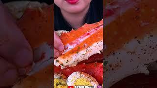 Opening a Giant King Crab Leg PERFECTLY! #asmr #food #eating #shorts