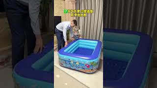 Ни один ребенок не может отказаться играть в воде.  Папа устроил этот надувной бассейн.  ребенок на