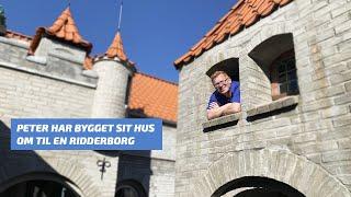 Peter har bygget sit hus om til en ridderborg