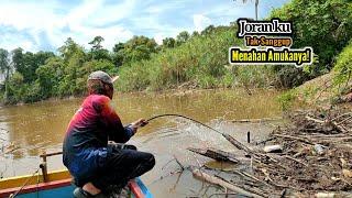 Tak Percaya Sampai Seganas Ini Joran Pancingku Diseret Ikan Besar ke Bawah Tumpukan kayu