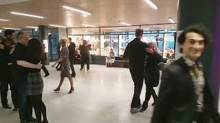 Jessica and Somer give a tango lesson for beginners in Kumu Art Museum. Mini milonga KUMUs.