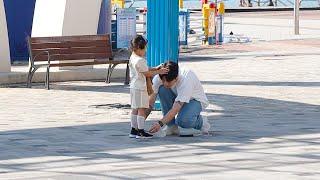 ENG) What if an adorable girl asks for help with her shoelace? What will be the reaction of people?