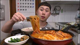 국물 자박한 김치찜에 당면도 들어있습니다 끓이느라 집이 완전 찜통! 시원하게 물 한잔 먹고 시작합니다 먹방MUKBANG