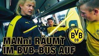 Roman Bürki und Felix Passlack helfen Matze Knop beim Frühjahrsputz