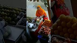 Hijab Aunty buying fruit