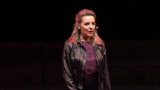 Une éducation critique aux médias & à l'information | Divina Frau-Meigs | TEDxChampsElyseesSalon