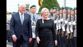 Military honours for Iceland's President at Bellevue Palace