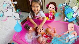 Barbie ve Niloya Banyo Yapmamak İçin Saklandı ! Evcilik Oyunu ! Oyuncak Bebek Bakma Oyunu