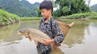 Nam - poor boy:Caught a 4kg carp in an abandoned pond. Orphan Nam's joy when he catches fish to sell