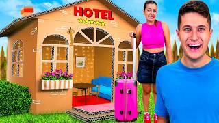 VIVIAMO IN UN HOTEL DI CARTONE PER 24 ORE CON TUTTI I NOSTRI AMICI CHALLENGE!