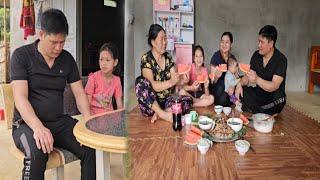 Tieu Uyen's family's warm meal with Uncle Thien after completing the tree planting.