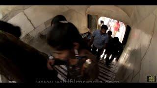 Tourists entering inner chamber cenotaphs of Mumtaz and Shah Jahan