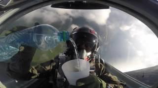 Piloto faz manobra com caça enquanto bebe água