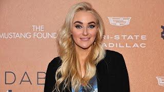 Broadway actress faces criticism for reading national anthem lyrics from phone during performance be