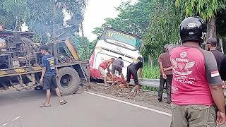  bus harapan jaya vs Inova di Semampir Kediri(evakuasi)