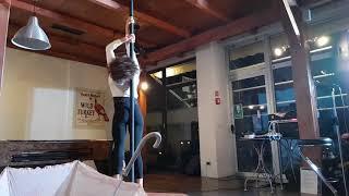 Ada Ossola acrobata e performer al Madera pub