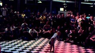 ibe 2011 triks & combos BBOY KARIMBO vs BBOY SALO .AVI