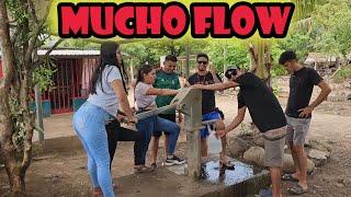 Sacando agua del pozo con mucho flow.