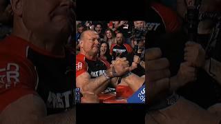 Larratt was able to stop Levan in first round #devonlarratt #armwrestling #levansaginashvili