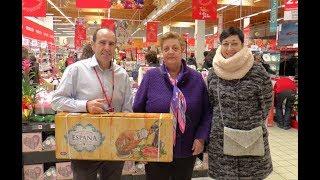 María Isabel Pérez, ganadora de la cesta de navidad de ValdeRec y Alcampo Valdepeñas