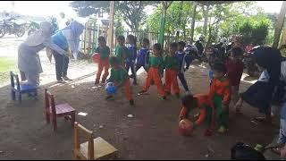 Lomba Bola Gotong Antar Kelas