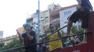 Alves-Adriano-Mascherano bailan alegres con barretinas de elBarretines en la Rua del Triplete 2015