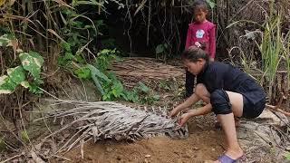 The daily life of a mother and daughter going to get a banana to bury the fainted girl