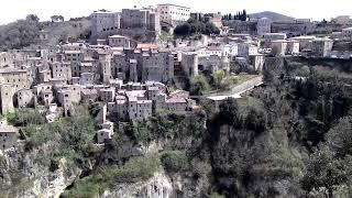 Древний город на скале Сорано Sorano, Toscana, Italia вид с горы San Rocco